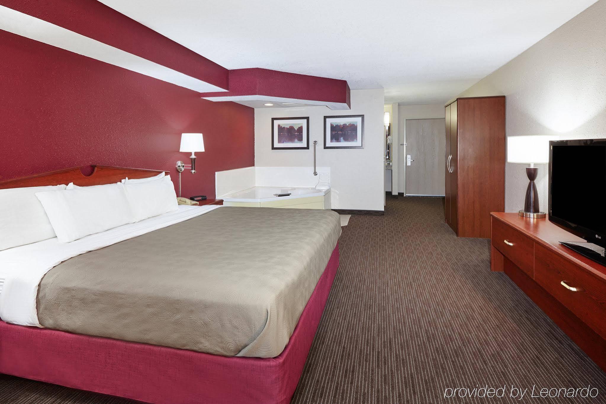 Americinn By Wyndham Douglas/Saugatuck Extérieur photo