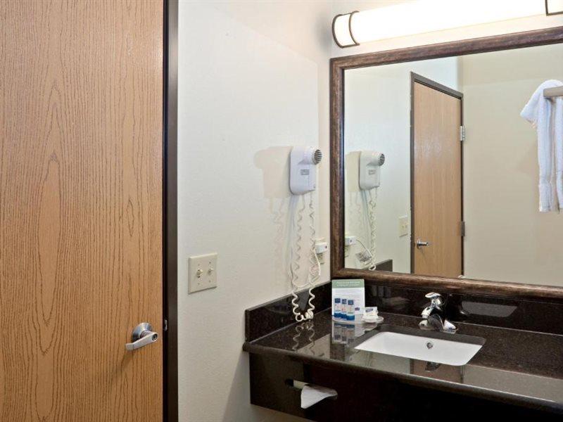 Americinn By Wyndham Douglas/Saugatuck Extérieur photo