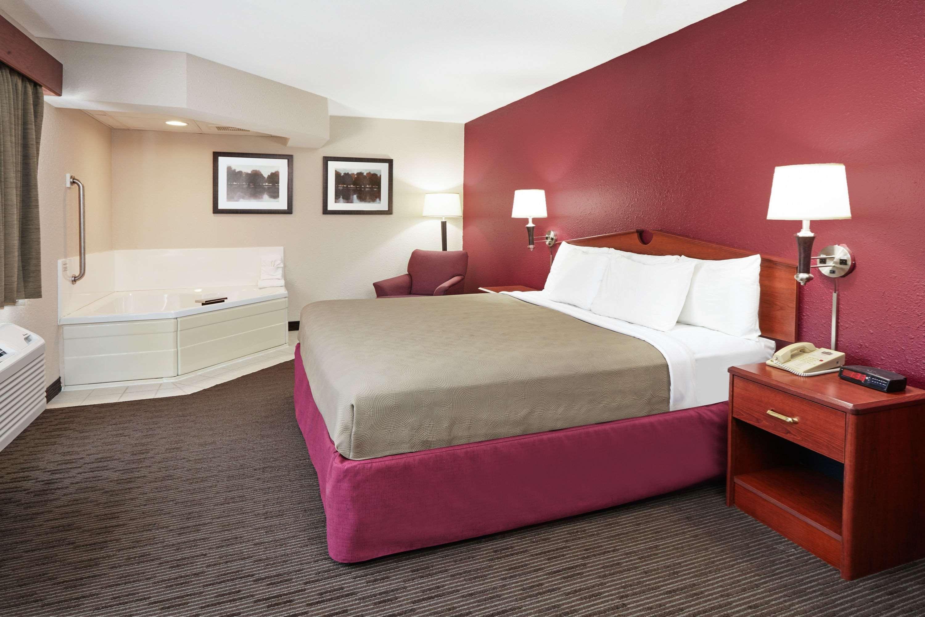 Americinn By Wyndham Douglas/Saugatuck Extérieur photo