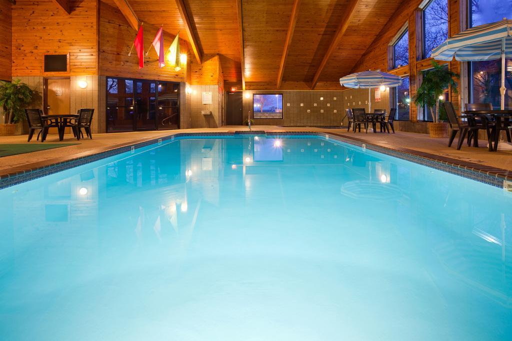 Americinn By Wyndham Douglas/Saugatuck Extérieur photo